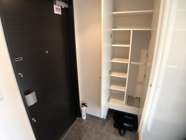 玄関　※別部屋の参考写真です。