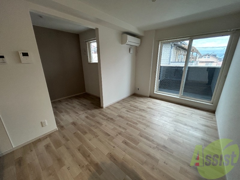 居室・リビング　８．５帖のＬＤＫです。落ち着いた色合いの空間で落ち着きます