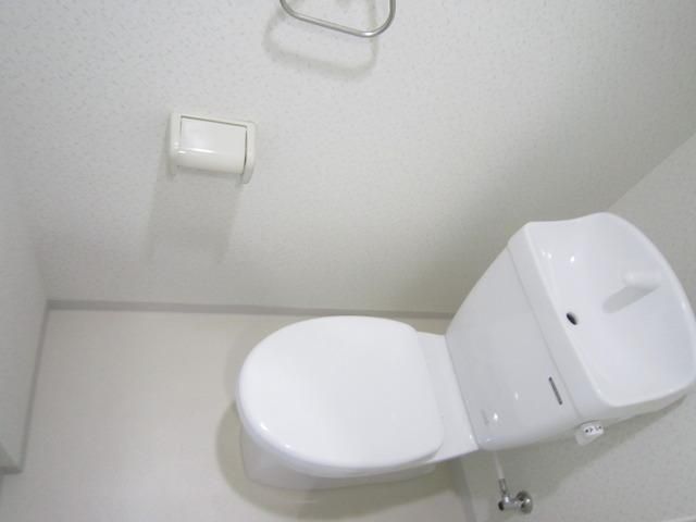 トイレ　清潔感あるトイレ・上段棚有り