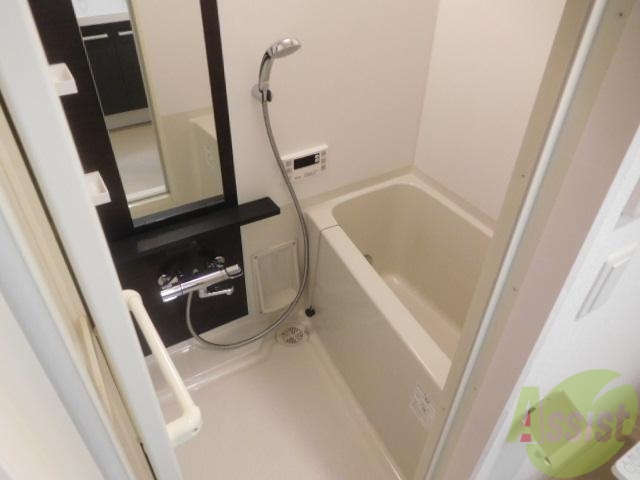 バス・シャワールーム　綺麗なお風呂ですね。浴室乾燥機もついてます。