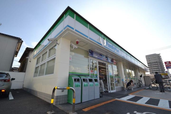 コンビニ　ファミリーマート吉島西二丁目店（コンビニ）まで988m