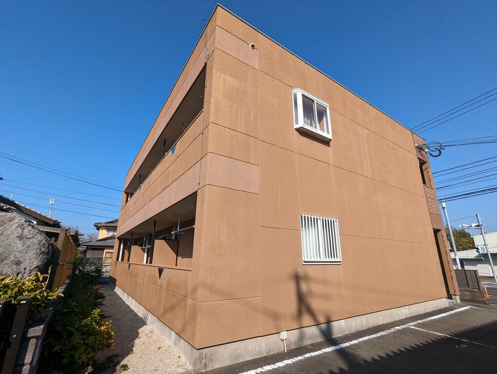 建物外観　2台目駐車場込みの１LDK