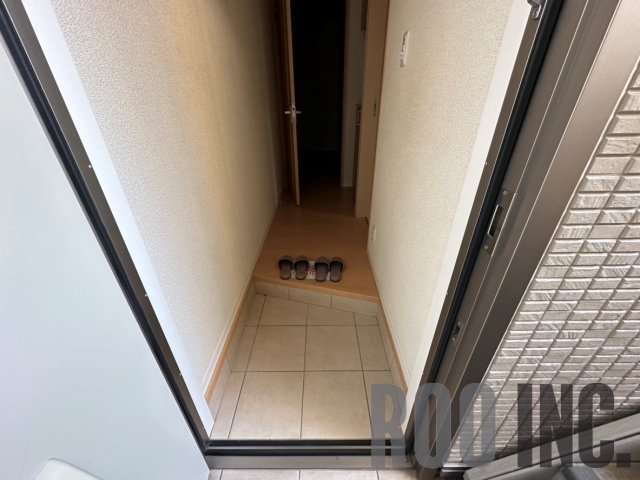 玄関　写真は反転のお部屋です