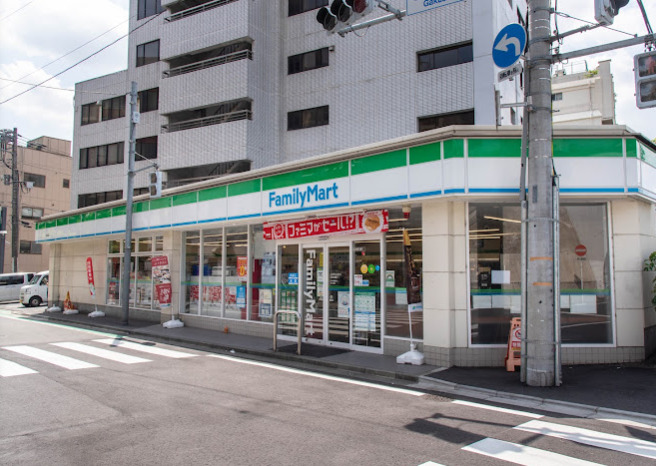 コンビニ　ファミリーマート 目白南店（コンビニ）まで121m
