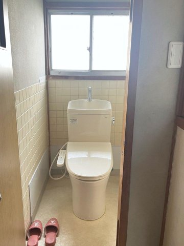 トイレ　清潔感のある温水洗浄便座