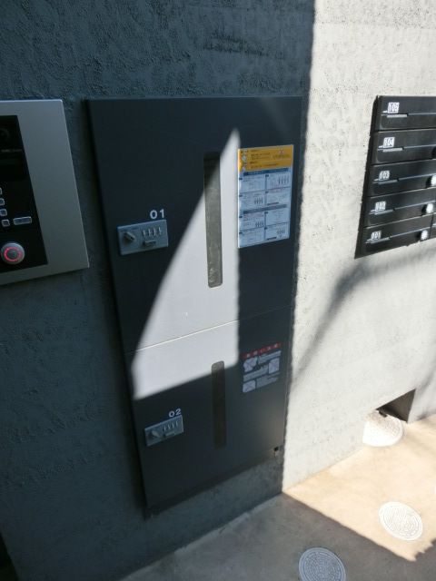 エントランス　宅配ボックス付きでネットショッピングも便利ですね！