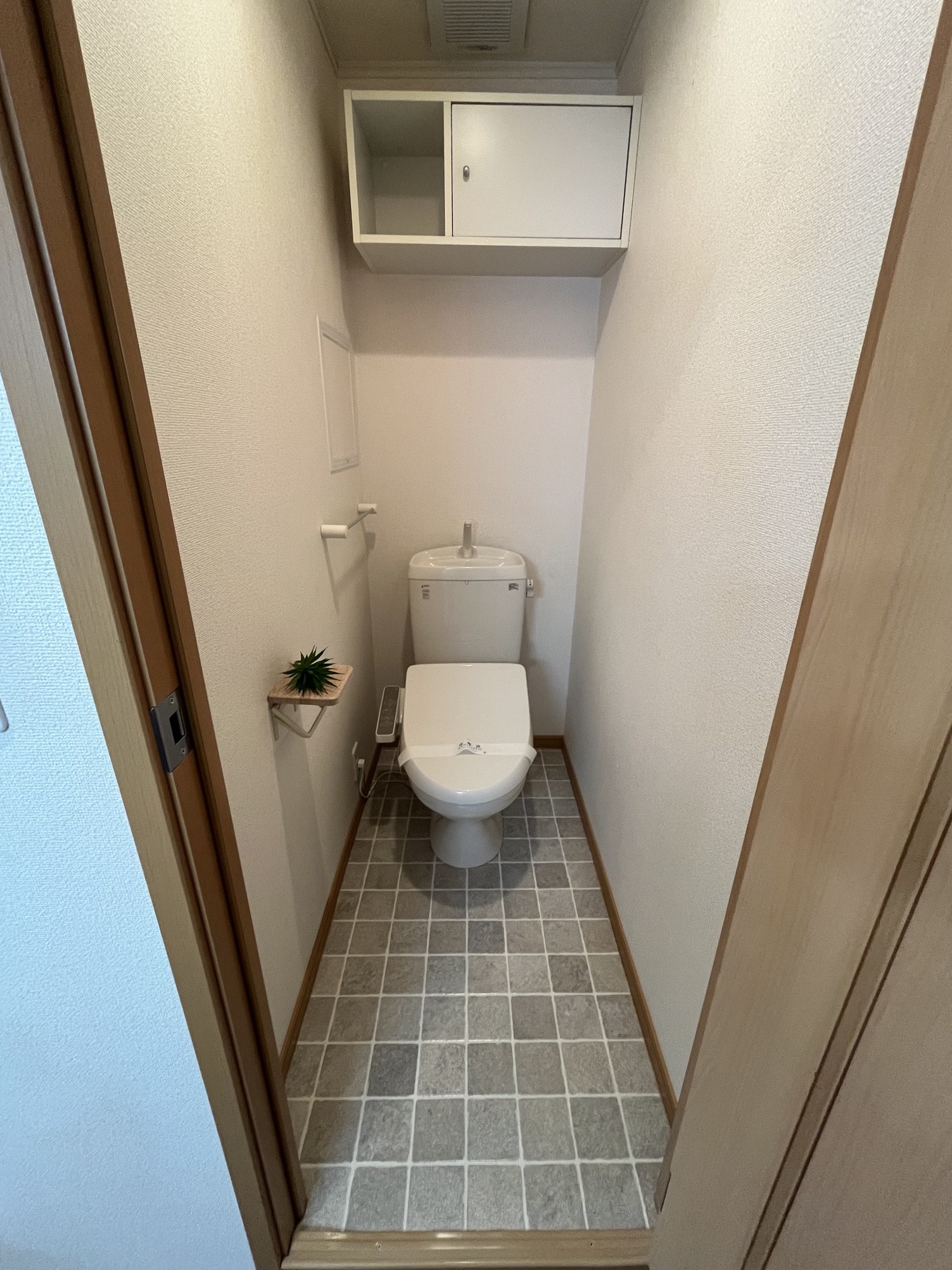 トイレ　温水洗浄便座・吊戸棚付き