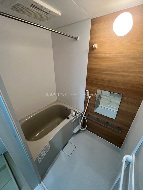 バス・シャワールーム　浴室乾燥があり、雨の日のお洗濯にも便利です！