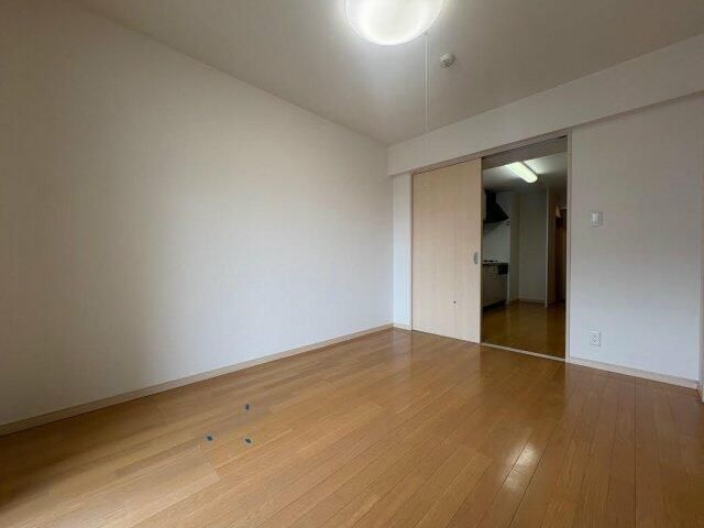 その他部屋・スペース　開放的な寝室です