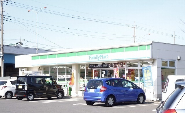 コンビニ　ファミリーマート（コンビニ）まで250m