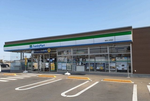 コンビニ　ファミリーマート（コンビニ）まで450m