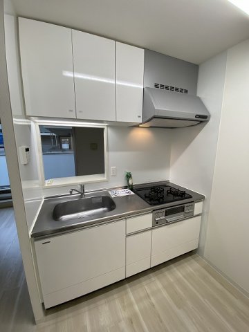 キッチン　白を基調としたシステムキッチンです☆場所を取るお鍋やお皿もす
