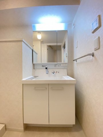 洗面設備　角度の変えられる2面鏡付きの洗髪洗面化粧台です♪朝のバタバタ