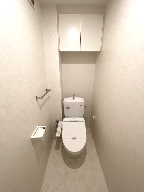 トイレ　トイレは温水洗浄便座付き♪人気のバストイレ別です♪小物を置け