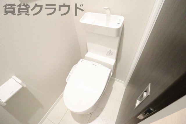 トイレ　今では必須？便利な温水洗浄便座付き！
