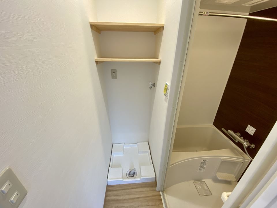 その他設備　室内洗濯機置場、上部に棚もあります