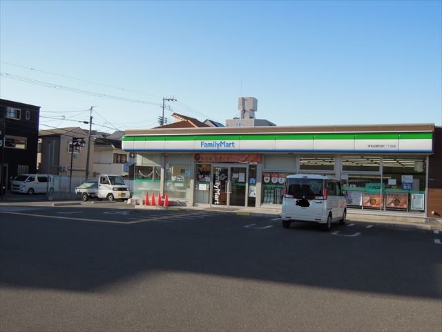 コンビニ　ファミリーマート（コンビニ）まで516m