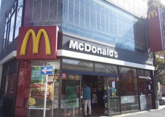 飲食店　マクドナルド 赤羽公園店（飲食店）まで645m
