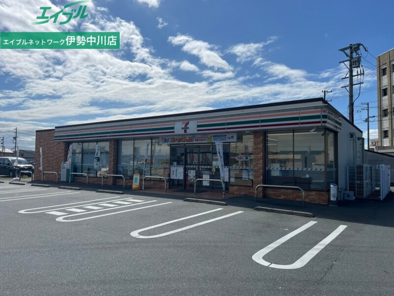 コンビニ　セブンイレブン松阪荒木町店（コンビニ）まで879m