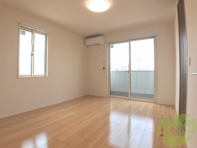 その他部屋・スペース　７．１帖の洋室は寝室にもぴったりです。窓も多く日当たり良好。