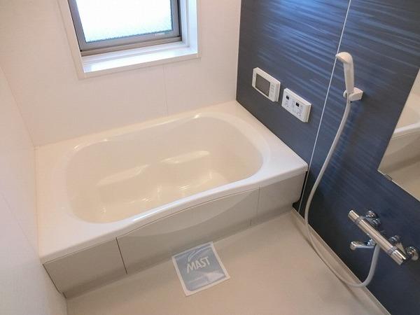 バス・シャワールーム　浴室乾燥機、追焚機能付の広々バスルーム！