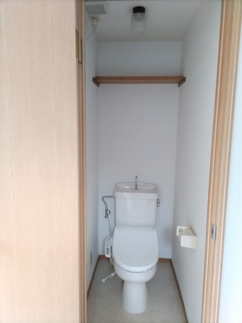 トイレ　★温水洗浄便座と棚付きのトイレです★
