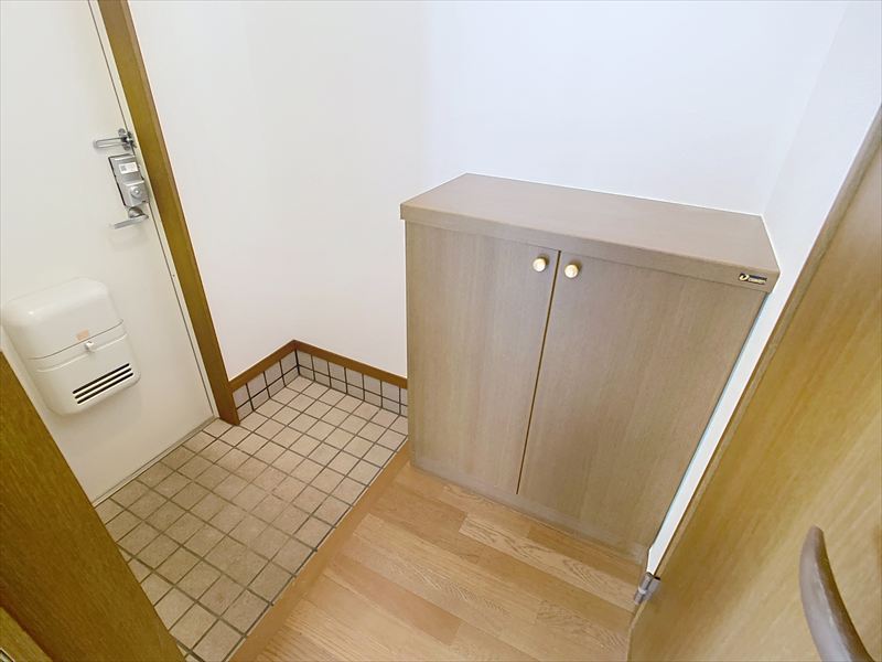 玄関　※写真は同物件の別部屋です