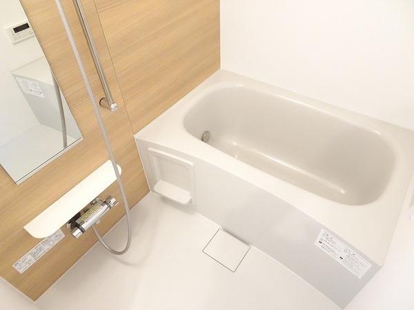 バス・シャワールーム　浴室乾燥機、追い焚き機能付きバス！