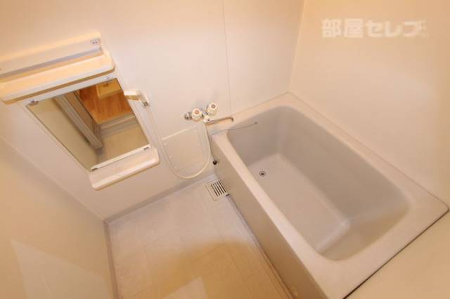 バス・シャワールーム　綺麗なお風呂１０２号室の写真です