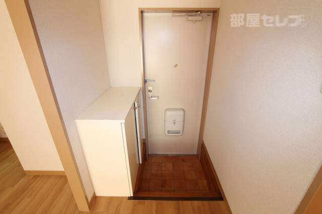 玄関　玄関には下駄箱が設置１０２号室の写真です