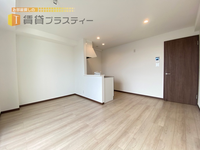 居室・リビング　大きなＴＶも置けそうですね。