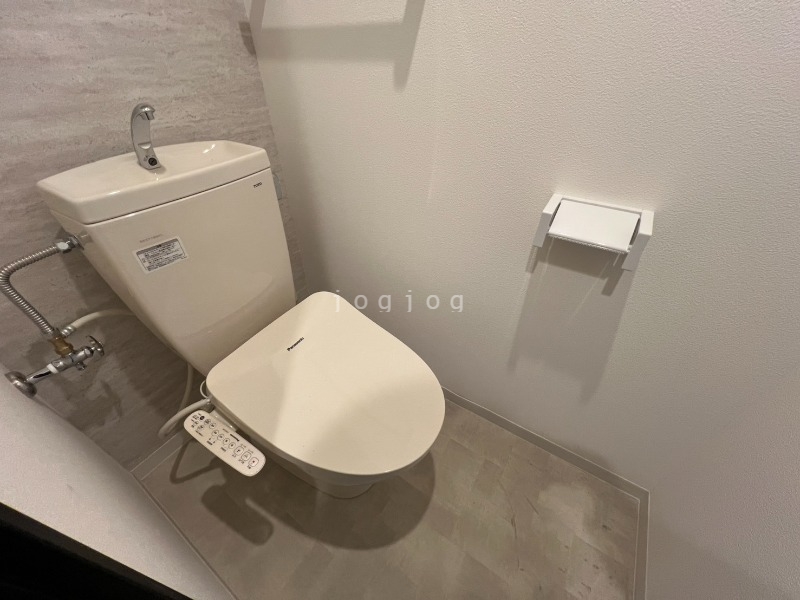 トイレ　嬉しい温水洗浄便座付きのトイレです。