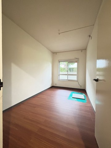 その他　南東向き洋室4.5帖は縦長のお部屋です♪