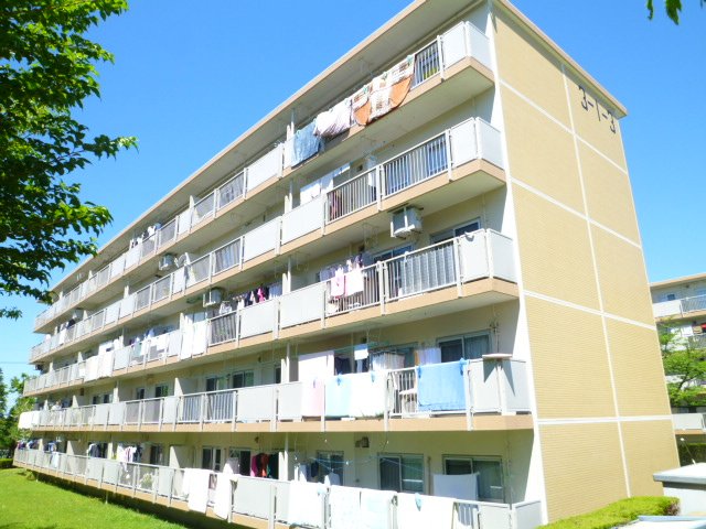 建物外観　エレベーター無しの１階です。南東向き2面採光陽当り良好です♪