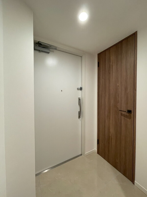 玄関　※別部屋の参考写真です。