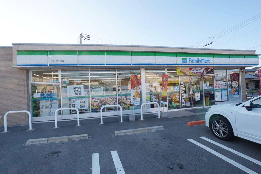 コンビニ　ファミリーマート松山針田店（コンビニ）まで334m