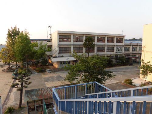 小学校　久野喜台小学校（小学校）まで566m