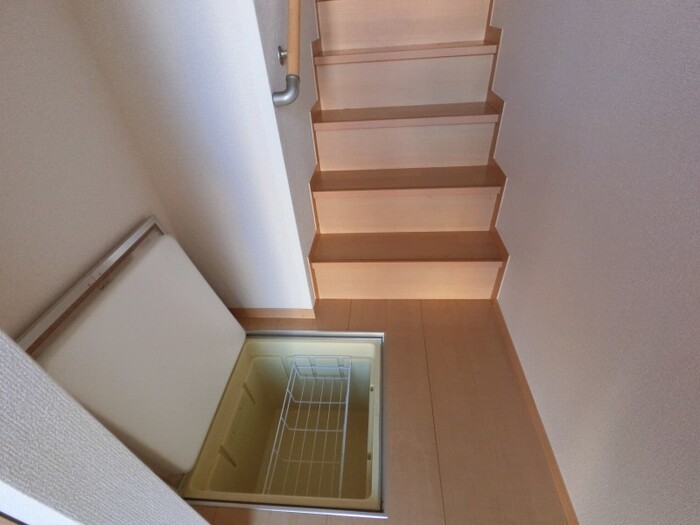 玄関　玄関に床下収納あります