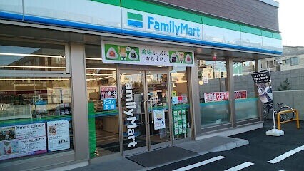 コンビニ　ファミリーマート札幌本郷通2丁目店（コンビニ）まで380m