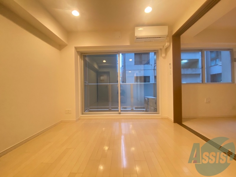居室・リビング　大きな窓の付いたお部屋は陽射しが入り心地よくなりそうですね。