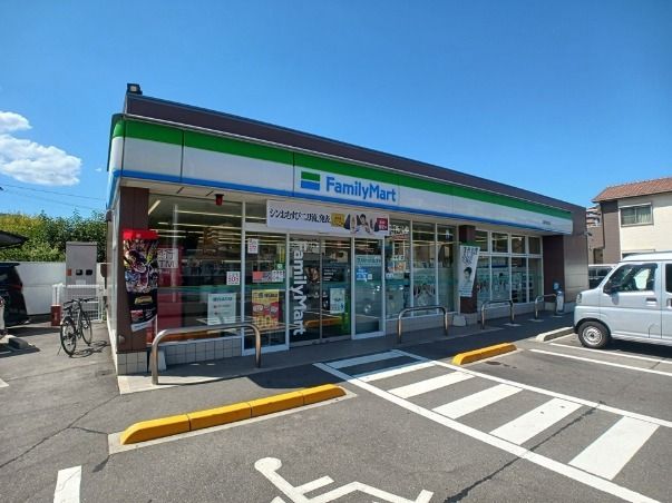 コンビニ　ファミリーマート鶴市明日見さん（コンビニ）まで450m