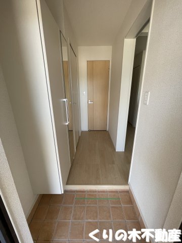 玄関　反転同タイプのお部屋です（現況を優先します）