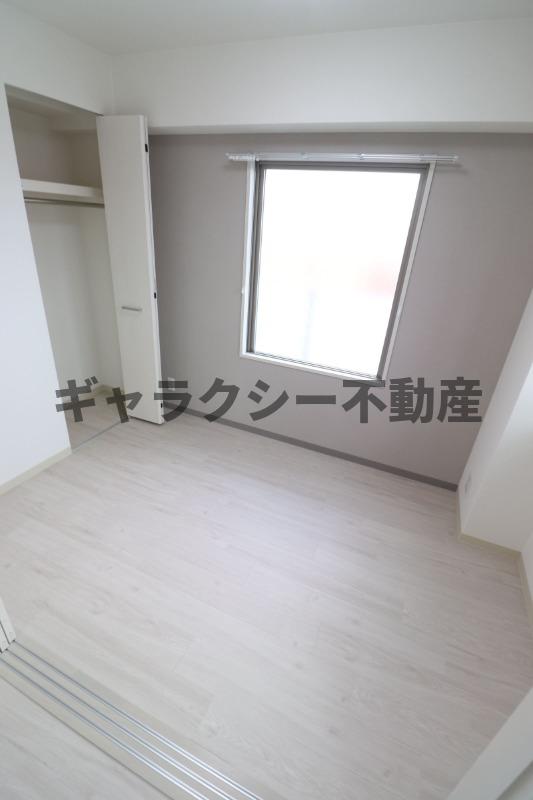 その他部屋・スペース　リビング横・4帖の洋室です