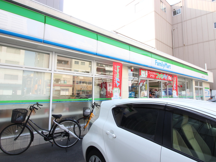 コンビニ　ファミリーマート（コンビニ）まで77m