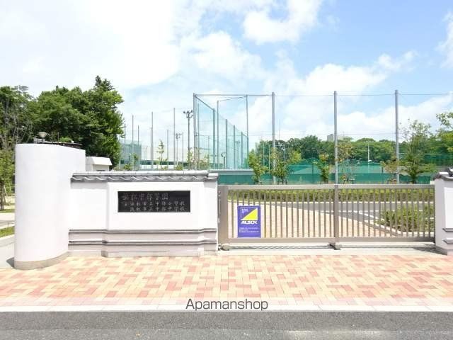 小学校　中部小学校（小学校）まで742m