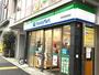 コンビニ　ファミリーマート東新宿駅西店（コンビニ）まで55m