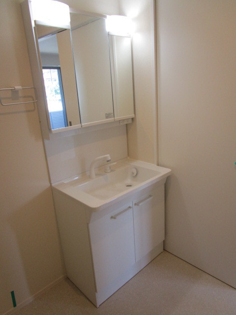 洗面設備　便利な三面鏡タイプの独立洗面台