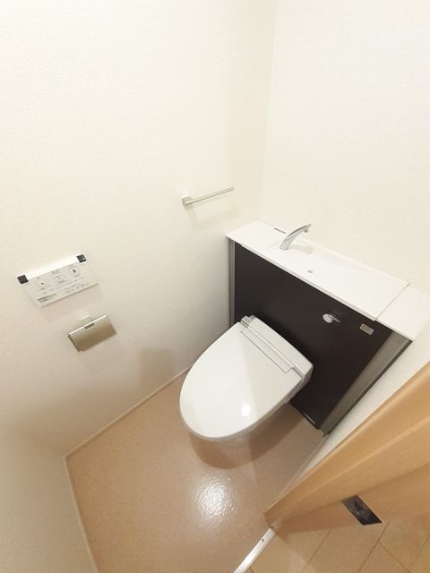 東京メトロ日比谷線 三ノ輪駅 徒歩11分 4階建 築13年のトイレ写真
