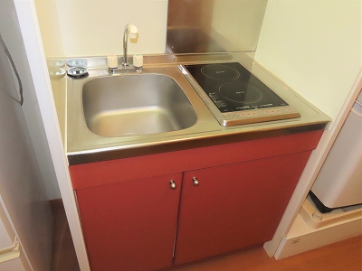キッチン　2口の電気コンロまたはIHコンロとなります