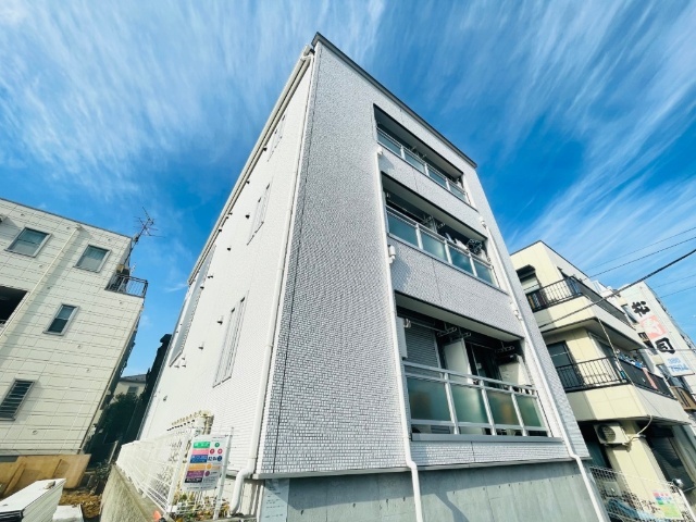 建物外観　白が基調の建物です